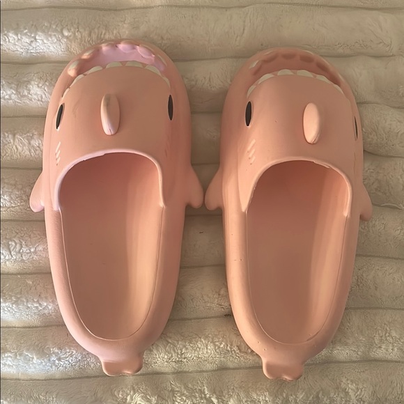 Women’s pink Shark slides - Picture 4 of 7